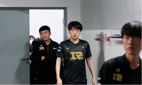 赛中脱颖而 赛中脱颖而